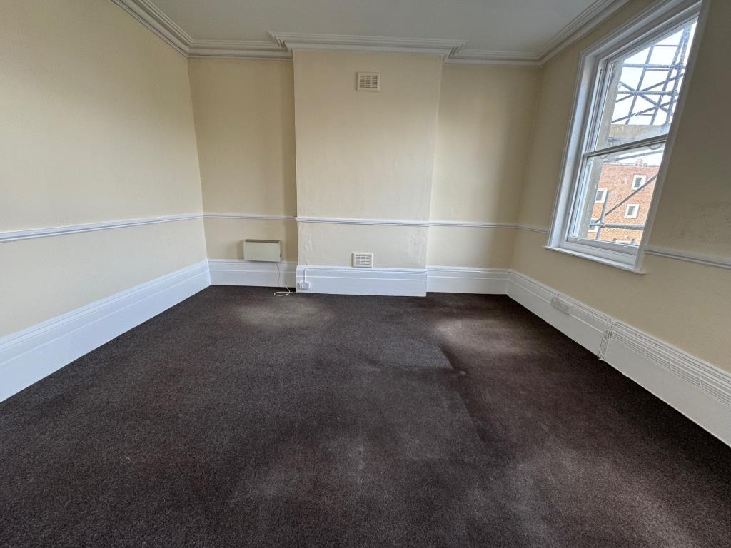 Lot: 70 - COMMERCIAL INVESTMENT AND VACANT UPPER FLOORS WITH POTENTIAL - First floor - room 2